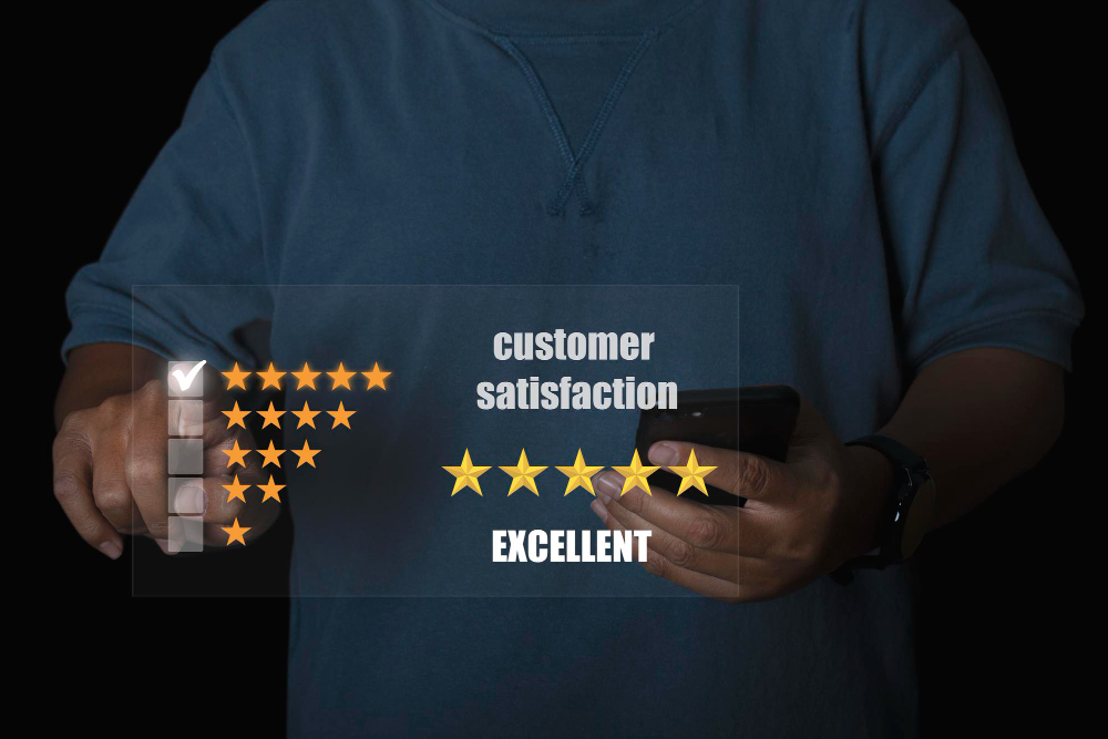 Un homme d'affaires utilise un smartphone en choisissant l'écran sur l'icône cinq étoiles pour donner satisfaction dans l'évaluation du service Très impressionné