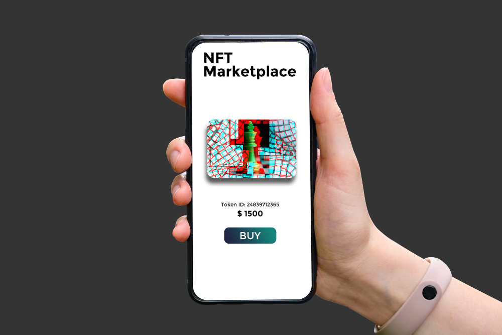La main tient un smartphone avec un type de marché cryptographique NFT avec vente d'art