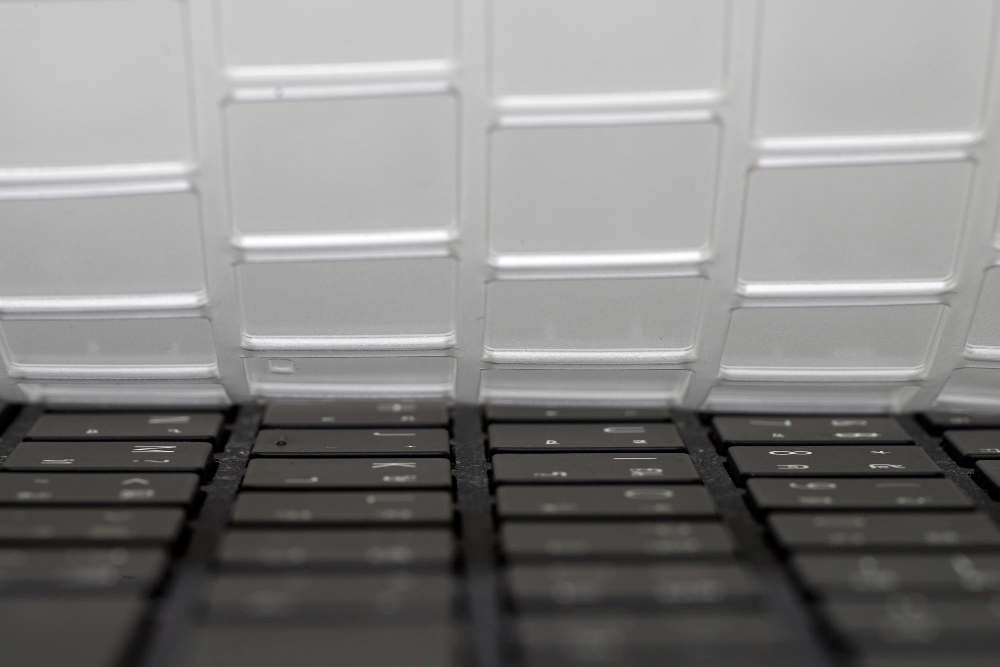 Une couverture de clavier en silicone translucide est posée sur un clavier anglais thaï noir