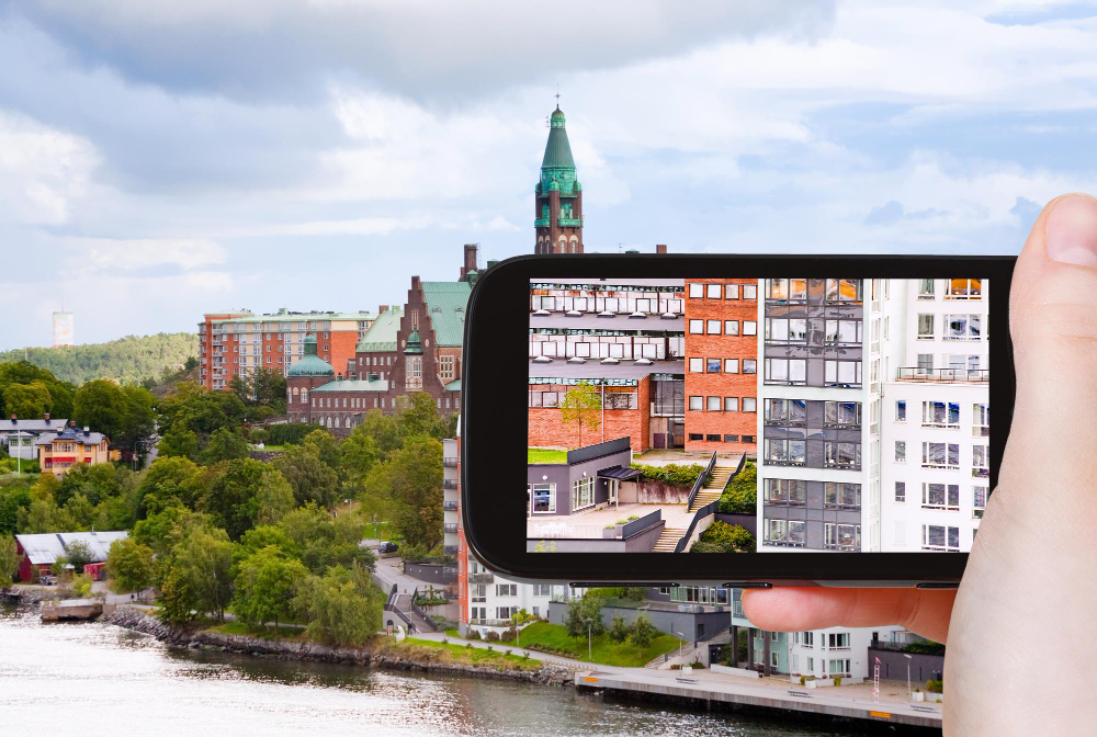 Touriste prenant des photos de maisons à Stockholm