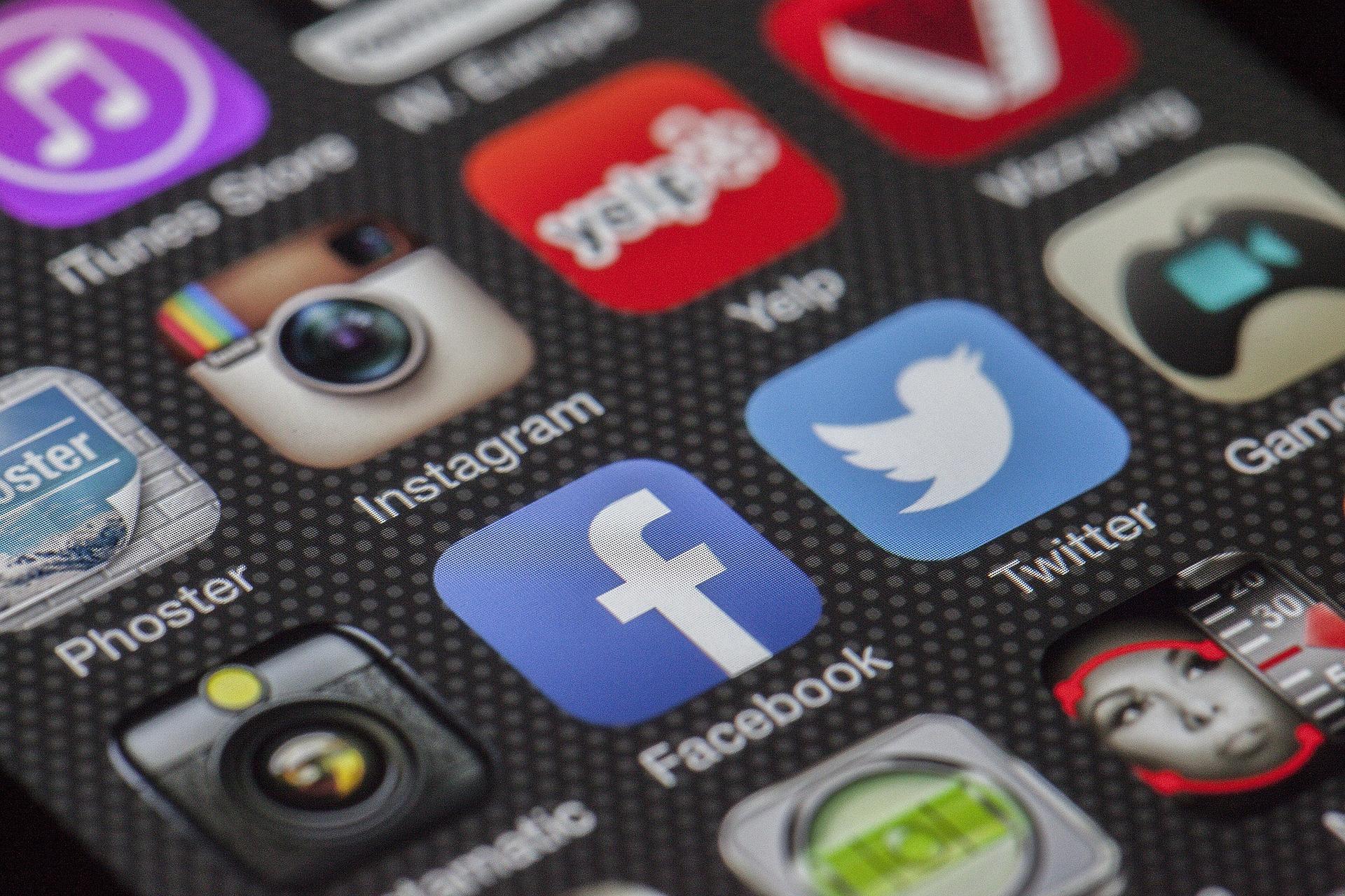Icônes et logos de médias sociaux sur l'écran du téléphone mobile